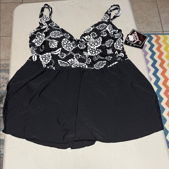Shore shapes Black and White Floral Swimsuit size 22W new with tag - Picture 1 of 13